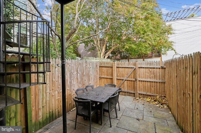 Building Photo - 1116 C St NE