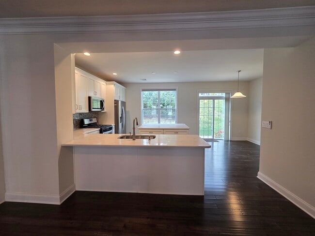 Building Photo - 12 Putnam Ln