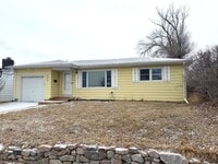 Building Photo - Darling 2 bedroom 1 level with Central Air!