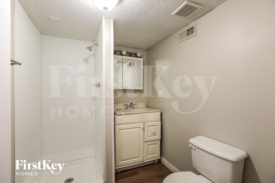 Building Photo - 5128 N Palmer Ave