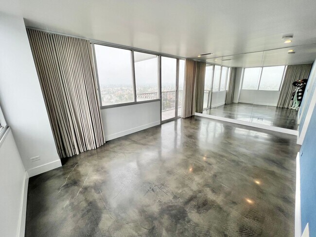 Building Photo - Private 16th-Floor Oceanview Residence with Belmont Pier Views