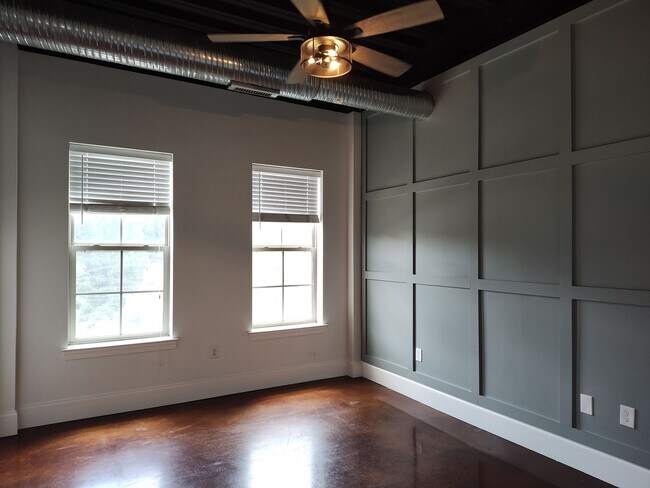 Building Photo - Move-in Ready Condo Located in The Art Dis...