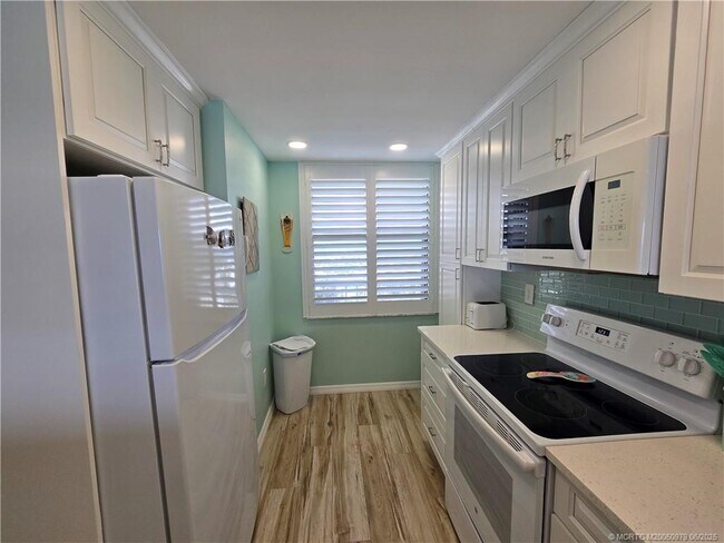 Building Photo - 10600 S Ocean Dr