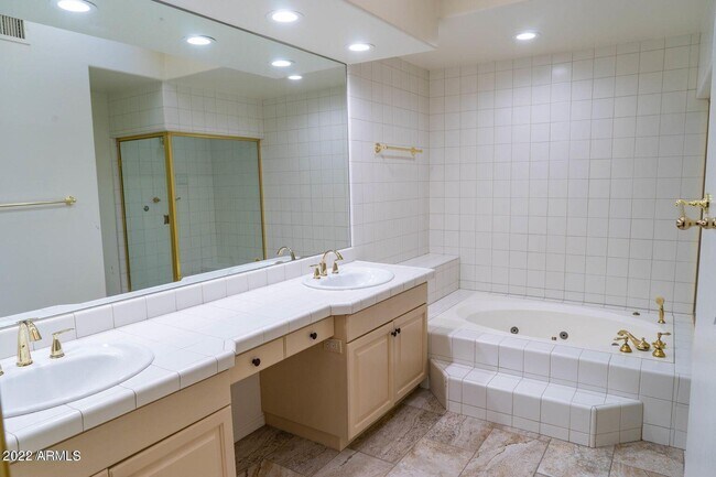 Building Photo - 7525 E Gainey Ranch Rd