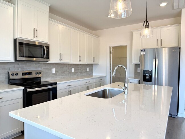 Building Photo - 2372 Meadowwood Dr