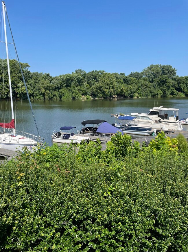 Building Photo - 2 Capital Trail Row