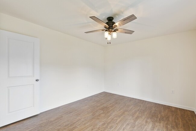 Building Photo - End Unit Townhome | Washer/ Dryer Included...