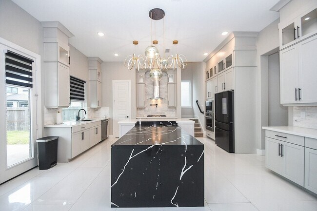 Building Photo - 10014 Oakwood Trl