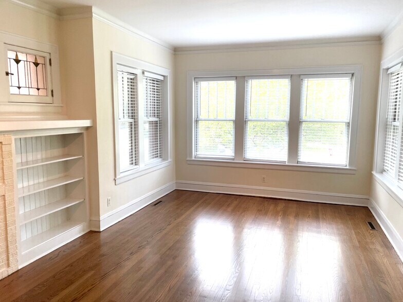 Living Room - 2709 W Sunnyside Ave