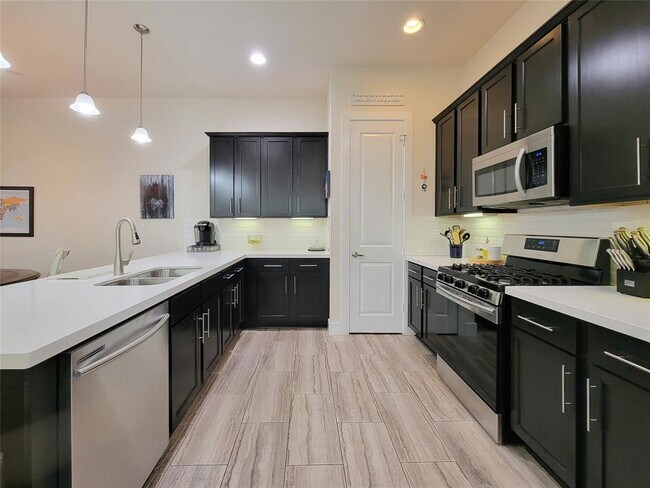 Building Photo - 1842 Parana Dr