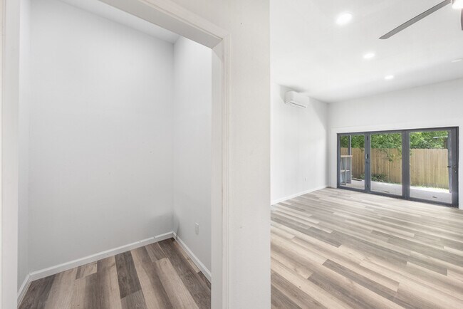 Building Photo - 1153 Brookswood Ave