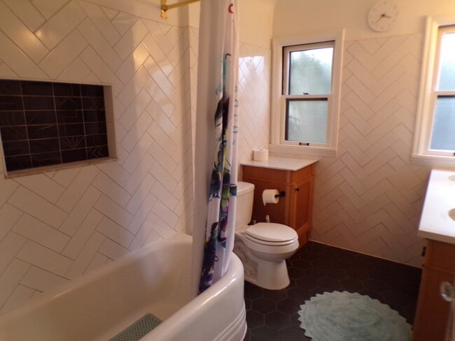 Building Photo - 4621 NE Royal Ct