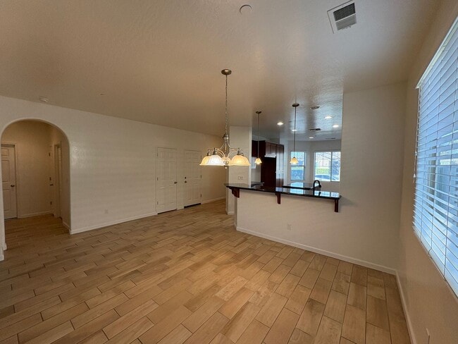 Building Photo - NW Visalia Home Near Shopping Center Available Now!