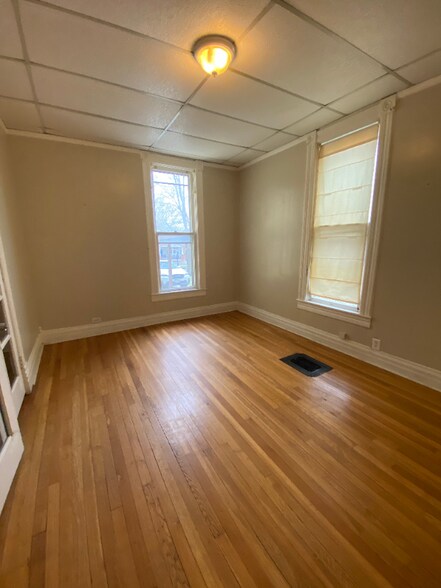 Building Photo - 1602 W Short Ave