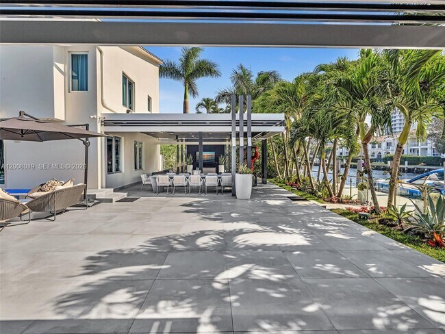 Building Photo - 307 Holiday Dr