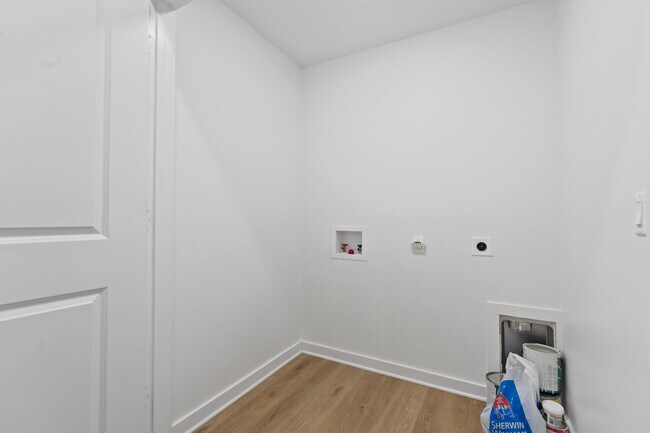 Building Photo - 10928 Norwich Ave