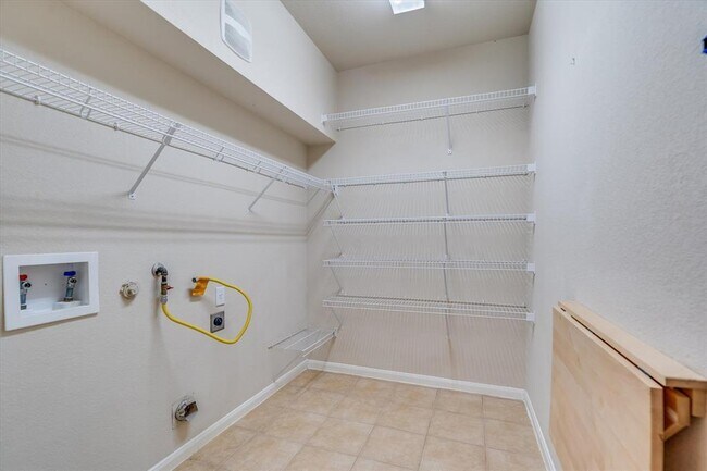 Building Photo - 4029 Lake Edge Way