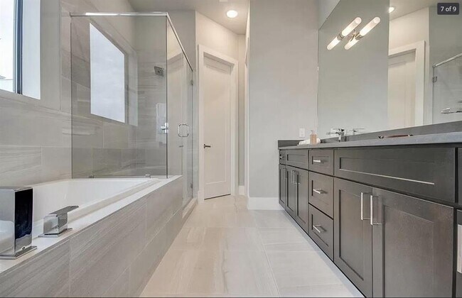 Building Photo - 5713 Larkin St