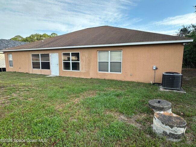 Building Photo - 580 Colling