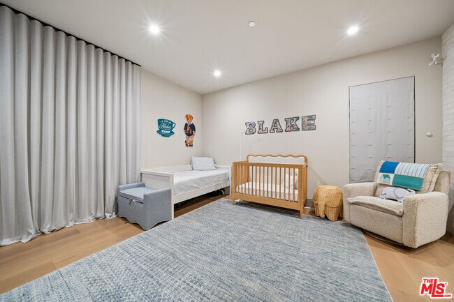 Building Photo - 656 Huntley Dr