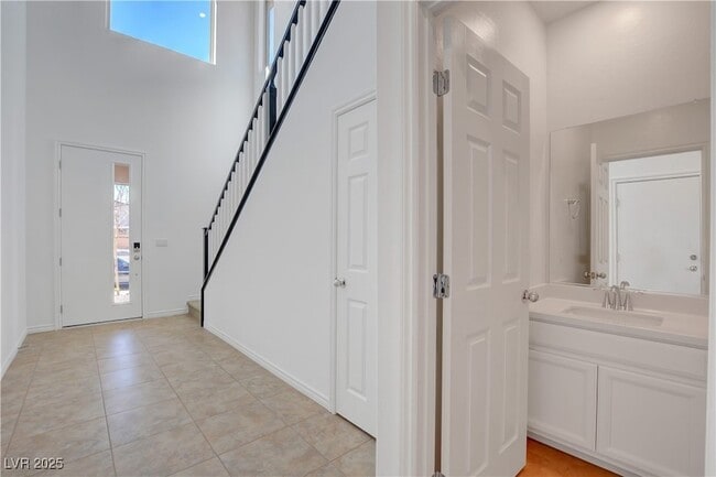 Building Photo - 882 Sycamore Falls St