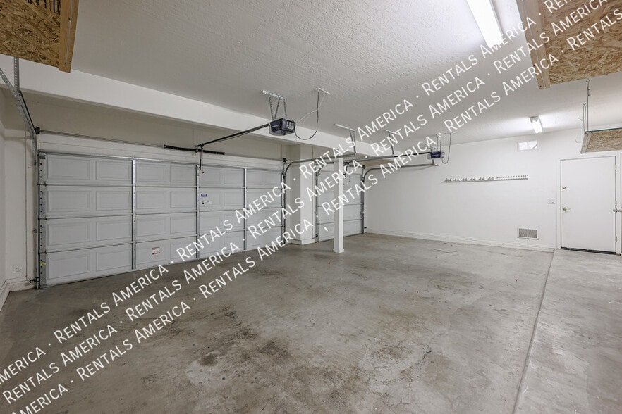 Building Photo - 3117 W Espartero Way