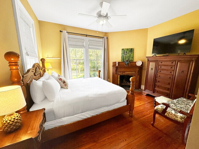 Building Photo - 205 SE 7th St