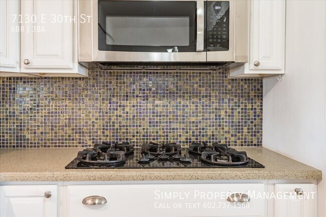 Building Photo - 4 bedroom 2 bath main house with a 2 bed 1...