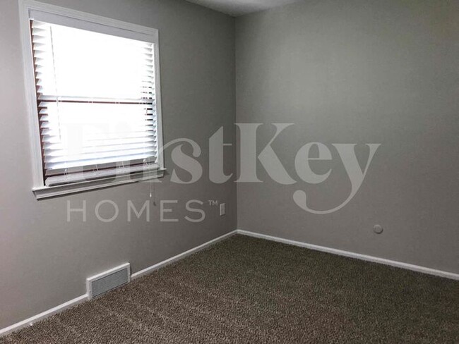 Building Photo - 5813 NW Aspen Ln
