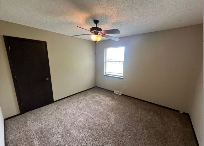 Building Photo - Spacious Duplex with Finished Basement & G...
