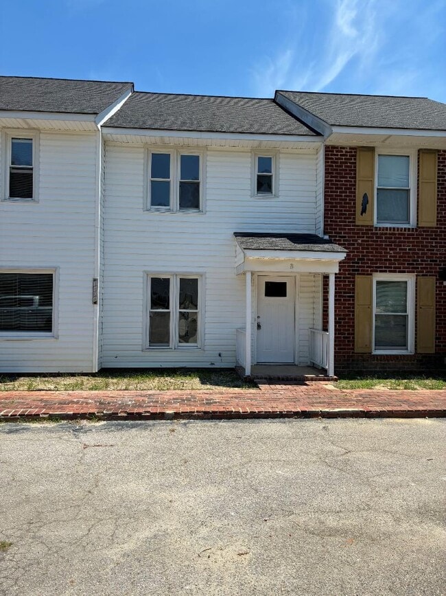 Building Photo - 1604 Pecan Ct N