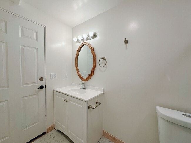 Building Photo - Adorable, Upgraded, 3 Bed/2 Bath duplex, F...