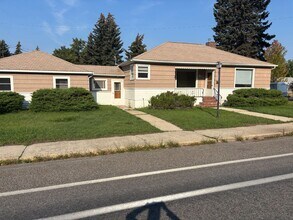 Building Photo - Classic university home with three bedroom...