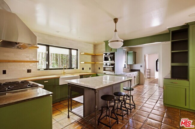 Building Photo - 1800 Outpost Dr