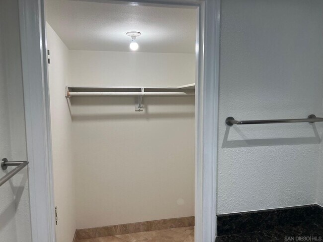 Building Photo - UPTOWN DISTRICT Ground Floor End Unit-2 Bedroom / 2 Bathroom-AVAILABLE NOW!