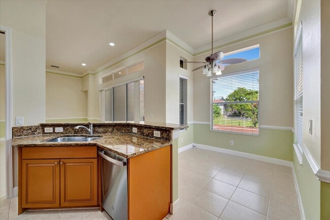 Building Photo - Convenient Central Location - 4 Bedroom + Den , 2 Bathroom Home