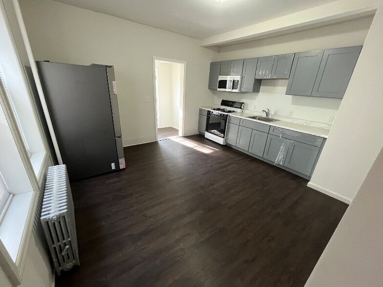 Building Photo - 114 Monmouth St