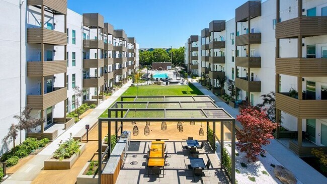 Building Photo - 868 S 5th St