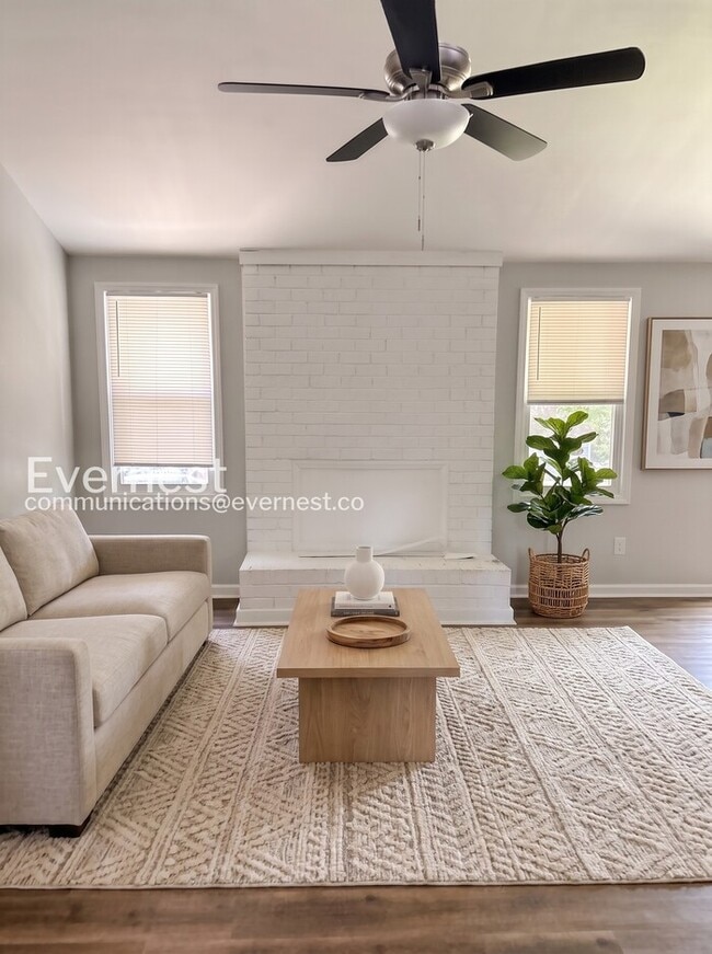 Building Photo - 3 Bed, 2 Bath Home with Fenced Backyard and Attached Garage / Available Soon!