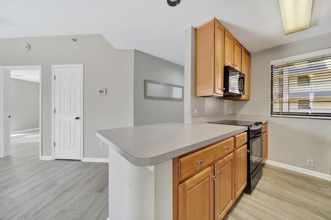 Building Photo - Lovely Two Bed Two Full Bath Condo in Fort...