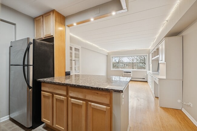 Building Photo - 5616 N Kenmore Ave