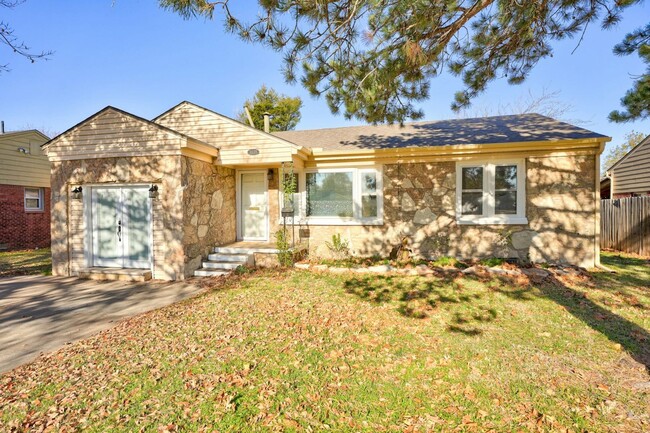 Building Photo - Adorable remodel at Lake Hefner