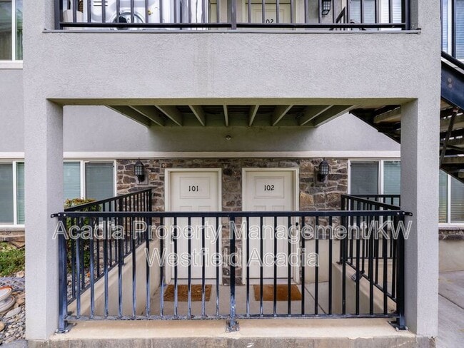 Building Photo - 656 W Meadow Dr