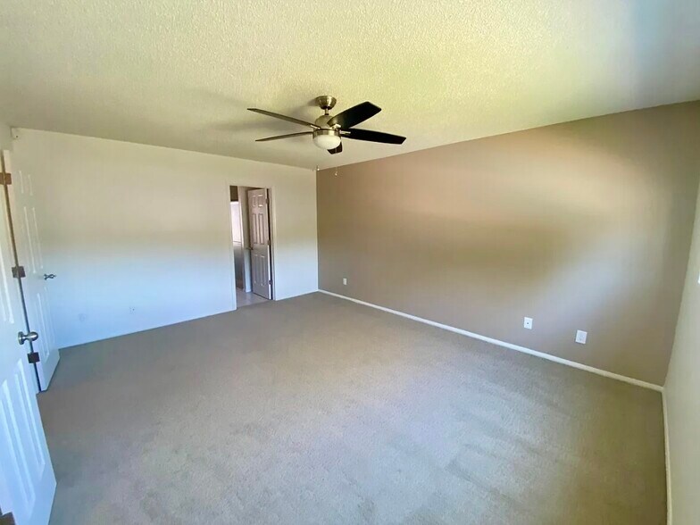 Building Photo - 984 N 85th Pl