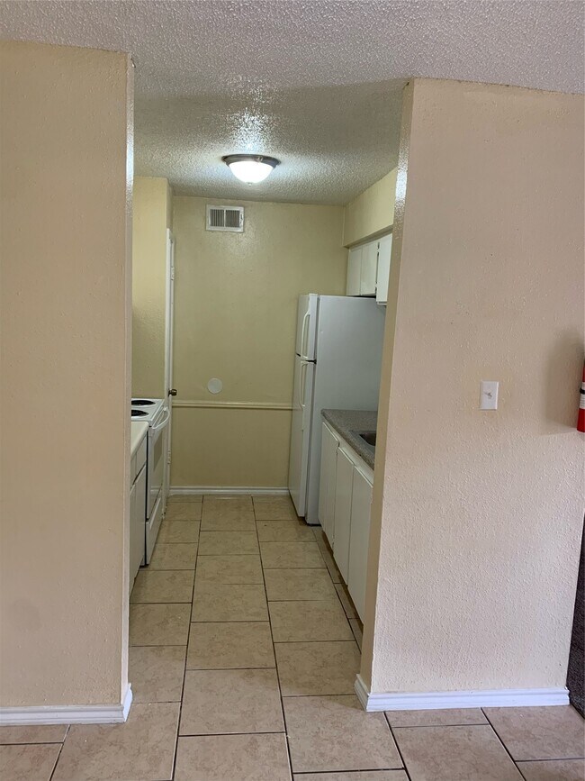 Building Photo - 10110 Westview Dr