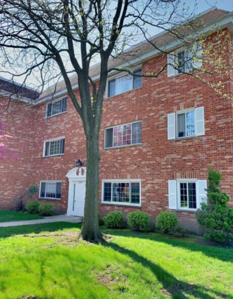 Building Photo - 6878 W Touhy Ave