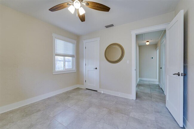 Building Photo - 553 72nd Ave