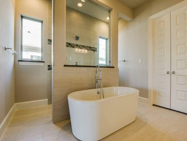 Building Photo - 1107 Sarah St