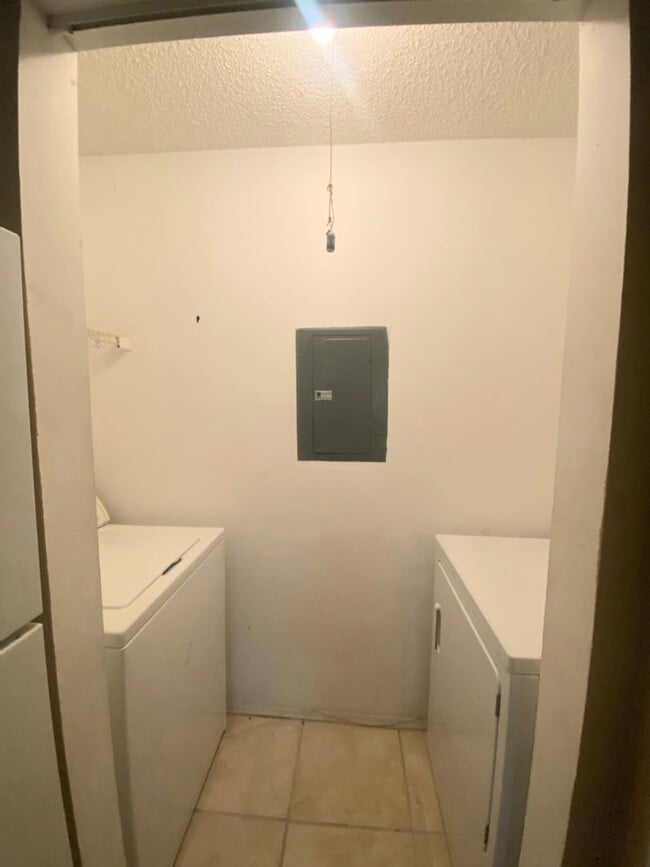 Building Photo - Ground level nice condo