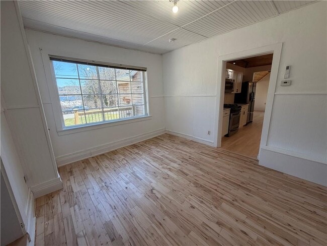 Building Photo - 112 King Phillip St